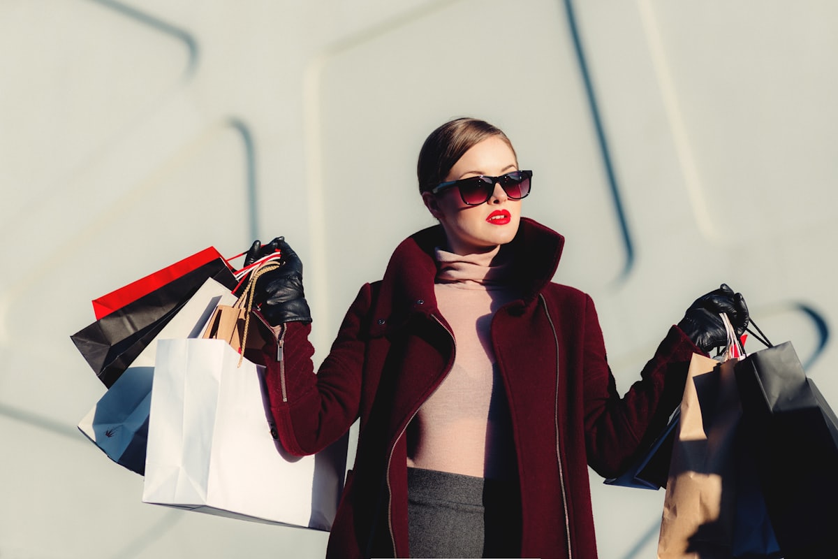 Cliente saindo das compras com sacolas em ambiente comercial